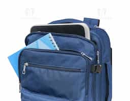 Mochila de 17L feita em poliéster impermeável, com alça retrátil em metal, botão e freios em plástico. Possui diversos bolsos: dois frontais, um lateral em tela, um interno em tela e um superior para guardar a alça. Pode ser usada nas costas ou como mala de mão, com alças superior e lateral reforçadas.