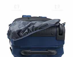 Mochila de 17L feita em poliéster impermeável, com alça retrátil em metal, botão e freios em plástico. Possui diversos bolsos: dois frontais, um lateral em tela, um interno em tela e um superior para guardar a alça. Pode ser usada nas costas ou como mala de mão, com alças superior e lateral reforçadas.