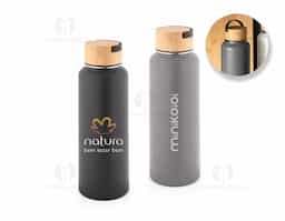 Garrafa em aço inox (90% reciclado) de parede dupla térmica, isolada a vácuo. Parede com revestimento em pó oferecendo mais durabilidade e resistência. Tampa em bambu com pega em plástico que facilita o transporte. Grande capacidade até 1.2 L.