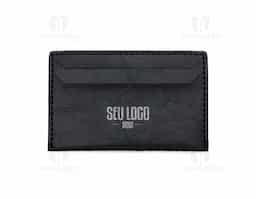 Porta-cartão confeccionado em couro sintético de acabamento elegante, com duas divisórias frontais para cartões e verso liso, ideal para uso corporativo ou brinde promocional sofisticado.