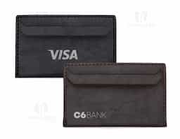 Porta-cartão confeccionado em couro sintético de acabamento elegante, com duas divisórias frontais para cartões e verso liso, ideal para uso corporativo ou brinde promocional sofisticado.