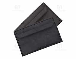 Porta-cartão confeccionado em couro sintético de acabamento elegante, com duas divisórias frontais para cartões e verso liso, ideal para uso corporativo ou brinde promocional sofisticado.