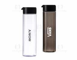Ideal para acompanhar sua rotina com praticidade, esta garrafa é a escolha perfeita para manter a hidratação em dia em qualquer lugar. Fabricada em PVC resistente e leve, possui capacidade de 700ml, tampa rosqueável segura e alça circular integrada, que facilita o transporte na mão ou permite pendurar em mochilas, ganchos e alças. Funcional e versátil, é perfeita para o dia a dia, atividades ao ar livre, trabalho ou academia.