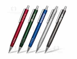 Caneta fabricada em metal, equipada com carga esferográfica na cor azul. Seu mecanismo de acionamento é feito por clique, proporcionando praticidade no uso.