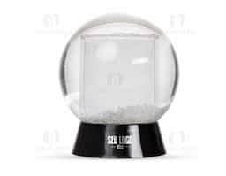 Globo de neve em plástico resistente, com glitter interno e porta-foto. A base preta é removível para inserção de uma foto no suporte interno, com dimensões de 8,5 cm x 4,7 cm, unindo decoração e funcionalidade em um só item.