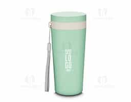 Copo plástico com parede dupla, produzido com fibra de trigo e plástico, com capacidade de 300ml, alça para transporte e tampa rosqueável.