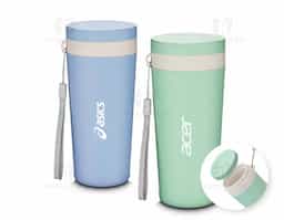 Copo plástico com parede dupla, produzido com fibra de trigo e plástico, com capacidade de 300ml, alça para transporte e tampa rosqueável.