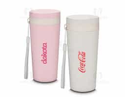 Copo plástico com parede dupla, produzido com fibra de trigo e plástico, com capacidade de 300ml, alça para transporte e tampa rosqueável.