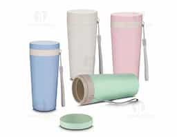 Copo plástico com parede dupla, produzido com fibra de trigo e plástico, com capacidade de 300ml, alça para transporte e tampa rosqueável.