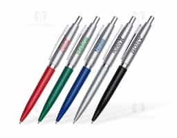 Caneta esferográfica produzida em plástico resistente, com tinta azul e acionamento por clique, que oferece praticidade e facilidade no uso diário. Leve, funcional e versátil, é ideal para ações promocionais, brindes corporativos, eventos ou uso pessoal.