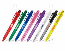 Caneta plástica translúcida, esferográfica e retrátil, com grip para maior conforto. Possui tinta azul e está disponível em várias cores. Modelo funcional, indicada para uso diário e ações promocionais.
