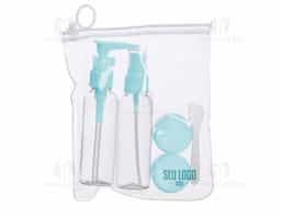 O ChatGPT disse: Kit viagem com 5 peças em estojo ziplock: frasco de 70 ml com tampa spray, frasco de 70 ml com tampa pump, dois potes de 10 ml com tampa rosqueável e mini espátula fosca. Frascos em plástico e estojo em PVC com puxador.