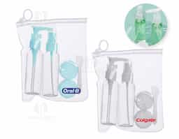 O ChatGPT disse: Kit viagem com 5 peças em estojo ziplock: frasco de 70 ml com tampa spray, frasco de 70 ml com tampa pump, dois potes de 10 ml com tampa rosqueável e mini espátula fosca. Frascos em plástico e estojo em PVC com puxador.