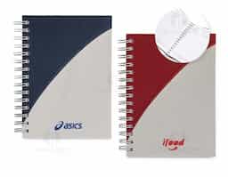 Agenda diária 2025 metalizada com detalhe colorido em diagonal. Possui espiral, "Bolso" plástico atrás da capa, dados pessoais, calendários 2024 2026, mapa do Brasil, mapa-múndi, índice telefônico e planejamento.