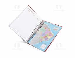 Agenda diária 2025 metalizada com detalhe colorido em diagonal. Possui espiral, "Bolso" plástico atrás da capa, dados pessoais, calendários 2024 2026, mapa do Brasil, mapa-múndi, índice telefônico e planejamento.