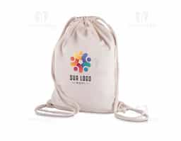 Sacola/mochila produzida em algodão 145g/m², material leve, resistente e sustentável. Possui alças ajustáveis que permitem uso tanto como sacola quanto como mochila, oferecendo praticidade no dia a dia. Ideal para eventos, feiras, ações promocionais ou uso pessoal, com excelente área para personalização da sua marca.