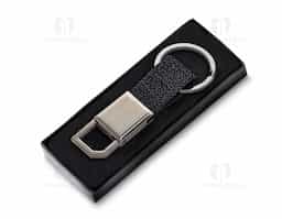 Chaveiro produzido em liga de zinco, ferro e PU, que combina resistência, durabilidade e um toque sofisticado. Ideal para uso diário ou como brinde corporativo, une funcionalidade e design elegante. Perfeito para divulgar sua marca de forma prática e com excelente acabamento.