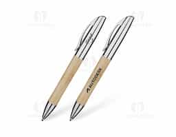 Caneta com corpo em bambu e detalhes em metal, que une sustentabilidade, elegância e resistência. Possui escrita suave, ideal para uso diário, brindes ou ações promocionais. Seu design ecológico transmite cuidado com o meio ambiente, sendo uma excelente opção para valorizar sua marca de forma consciente.