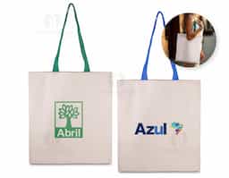 Sacola em algodão cru 140g/m², resistente e sustentável, com alça colorida que adiciona um toque de estilo e personalidade. Ideal para compras, eventos, feiras e ações promocionais. Leve, prática e com excelente área para personalização, é uma ótima opção de brinde ecológico para divulgar sua marca.