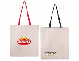 Sacola em algodão cru 140g/m², resistente e sustentável, com alça colorida que adiciona um toque de estilo e personalidade. Ideal para compras, eventos, feiras e ações promocionais. Leve, prática e com excelente área para personalização, é uma ótima opção de brinde ecológico para divulgar sua marca.