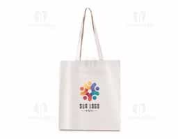 Sacola em algodão cru 220g/m², material mais encorpado, resistente e durável. Ideal para uso no dia a dia, eventos, feiras e ações promocionais. Oferece excelente área para personalização, unindo praticidade, sustentabilidade e estilo. Uma opção ecológica que valoriza sua marca e incentiva o consumo consciente.