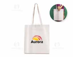 Sacola em algodão cru 220g/m², material mais encorpado, resistente e durável. Ideal para uso no dia a dia, eventos, feiras e ações promocionais. Oferece excelente área para personalização, unindo praticidade, sustentabilidade e estilo. Uma opção ecológica que valoriza sua marca e incentiva o consumo consciente.