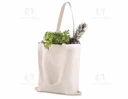 Sacola em algodão cru 220g/m², material mais encorpado, resistente e durável. Ideal para uso no dia a dia, eventos, feiras e ações promocionais. Oferece excelente área para personalização, unindo praticidade, sustentabilidade e estilo. Uma opção ecológica que valoriza sua marca e incentiva o consumo consciente.