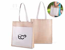 Sacola ecológica em juta 360g/m² com bolso frontal e alças em algodão cru. Base reforçada e acabamento rústico para brindes sustentáveis e versáteis.