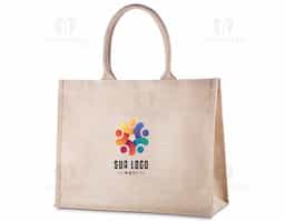 Sacola confeccionada em juta 360g/m², com alças reforçadas de algodão cru e base plana. Ideal para ações promocionais, brindes ecológicos e uso diário com estilo e sustentabilidade.