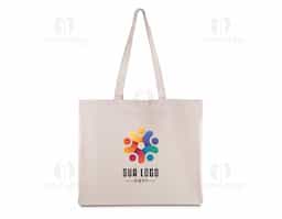 Sacola em algodão cru 200g/m², resistente e sustentável, com base plana que proporciona maior capacidade e praticidade no transporte. Ideal para compras, eventos, feiras e ações promocionais. Possui ampla área para personalização, sendo uma opção ecológica que valoriza sua marca e promove o consumo consciente.