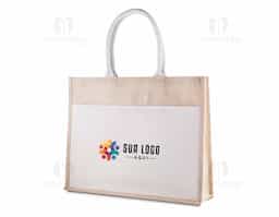 Sacola em juta com bolso frontal em algodão cru 220g/m², que combina resistência e estilo rústico. Possui alças reforçadas em algodão cru e base plana, oferecendo maior estabilidade e capacidade. Ideal para compras, eventos e brindes sustentáveis, com ampla área para personalização e destaque para sua marca.