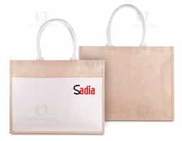 Sacola em juta com bolso frontal em algodão cru 220g/m², que combina resistência e estilo rústico. Possui alças reforçadas em algodão cru e base plana, oferecendo maior estabilidade e capacidade. Ideal para compras, eventos e brindes sustentáveis, com ampla área para personalização e destaque para sua marca.