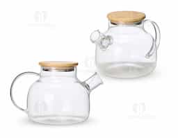 Uma chaleira em estilo clássico e refinado, com capacidade máxima de 1 litro, para deixar a hora do chá mais agradável. Feita em vidro borossilicato, material conhecido por sua resistência e durabilidade, esta chaleira pode ser levada a fogo baixo, suporta variações de temperatura sem danificar, é fácil de limpar e não absorve odores, sabores ou manchas, mantendo a integridade do gosto e aroma de cada infusão. Ela possui tampa em bambu com vedação em silicone para conservar a temperatura quente dos líquidos por mais tempo. Acompanha filtro para bico em alumínio.