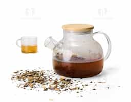 Uma chaleira em estilo clássico e refinado, com capacidade máxima de 1 litro, para deixar a hora do chá mais agradável. Feita em vidro borossilicato, material conhecido por sua resistência e durabilidade, esta chaleira pode ser levada a fogo baixo, suporta variações de temperatura sem danificar, é fácil de limpar e não absorve odores, sabores ou manchas, mantendo a integridade do gosto e aroma de cada infusão. Ela possui tampa em bambu com vedação em silicone para conservar a temperatura quente dos líquidos por mais tempo. Acompanha filtro para bico em alumínio.