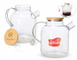 Uma chaleira de estilo clássico inconfundível e feita para transformar a hora do chá em uma experiência ainda mais agradável. Feita em vidro borossilicato e com capacidade máxima de 1,8 litros, esta chaleira suporta variações de temperatura, pode ser levada a fogo baixo, é fácil de limpar e não retém odores, sabores ou manchas, assegurando infusões livres de possíveis alterações provocadas pelo recipiente de preparo. Sua tampa em bambu contém vedação em vidro para ajudar a conservar a temperatura quente dos líquidos por mais tempo. Além disso, a chaleira também acompanha filtro para bico em alumínio.