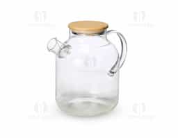 Uma chaleira de estilo clássico inconfundível e feita para transformar a hora do chá em uma experiência ainda mais agradável. Feita em vidro borossilicato e com capacidade máxima de 1,8 litros, esta chaleira suporta variações de temperatura, pode ser levada a fogo baixo, é fácil de limpar e não retém odores, sabores ou manchas, assegurando infusões livres de possíveis alterações provocadas pelo recipiente de preparo. Sua tampa em bambu contém vedação em vidro para ajudar a conservar a temperatura quente dos líquidos por mais tempo. Além disso, a chaleira também acompanha filtro para bico em alumínio.
