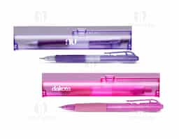 Um kit de estojo e caneta sob medida para se encaixar em qualquer rotina de trabalho ou estudos. O estojo de fácil abertura contém uma régua de 15 cm integrada à sua parte externa, ideal para tirar medidas no dia a dia. A caneta possui carga esferográfica azul de 1,0 mm e acionamento por clique, além de contar com grip emborrachado para deixar a escrita mais suave e precisa.
