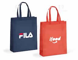 Sacola em non-woven 80g/m², termo-selada, resistente e leve. Possui alças de 50 cm que proporcionam conforto no transporte e base lateral para maior capacidade (320 x 380 x 90 mm). Ideal para eventos, feiras, brindes e ações promocionais. Sustentável e reutilizável, conta com excelente área para personalização da sua marca.
