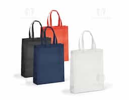 Sacola em non-woven 80g/m², termo-selada, resistente e leve. Possui alças de 50 cm que proporcionam conforto no transporte e base lateral para maior capacidade (320 x 380 x 90 mm). Ideal para eventos, feiras, brindes e ações promocionais. Sustentável e reutilizável, conta com excelente área para personalização da sua marca.