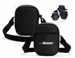 Bolsa de ombro em poliéster resistente à água, com alça de nylon ajustável. Possui compartimento principal com zíper, ideal para itens como carteira, maquiagem e celular. Conta ainda com dois bolsos externos, um aberto e outro com zíper, que facilitam a organização e o transporte dos objetos.