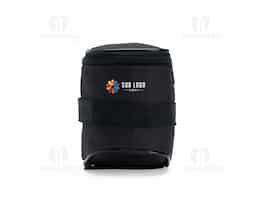 Bolsa de selim compacta, feita em Oxford impermeável, com compartimento único e zíper, ideal para pequenos objetos. Possui tira refletiva para maior visibilidade no trânsito e alças de nylon com velcro, que garantem ajuste fácil e seguro abaixo do selim da bicicleta.