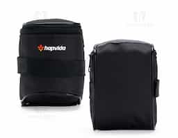Bolsa de selim compacta, feita em Oxford impermeável, com compartimento único e zíper, ideal para pequenos objetos. Possui tira refletiva para maior visibilidade no trânsito e alças de nylon com velcro, que garantem ajuste fácil e seguro abaixo do selim da bicicleta.