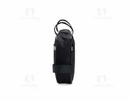 Bolsa para quadro de bicicleta feita em Oxford resistente e impermeável. Possui compartimento único com zíper, ideal para pequenos objetos, protegendo-os da chuva. Conta com tira refletiva para maior visibilidade e alças de nylon com velcro, que facilitam o ajuste seguro no quadro.
