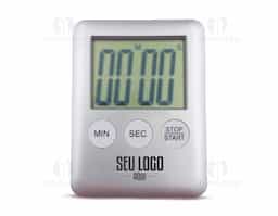 Timer digital em plástico com pintura fosca metalizada. Conta com funções progressiva e regressiva, três botões para controle da contagem, botão lateral liga/desliga, imã traseiro para superfícies metálicas e alarme sonoro de 1 minuto ao fim da contagem. Limite: 99 minutos e 59 segundos.