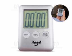 Timer digital em plástico com pintura fosca metalizada. Conta com funções progressiva e regressiva, três botões para controle da contagem, botão lateral liga/desliga, imã traseiro para superfícies metálicas e alarme sonoro de 1 minuto ao fim da contagem. Limite: 99 minutos e 59 segundos.