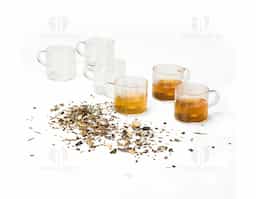 Um kit com seis xícaras em estilo clássico para servir uma bebida quente de um jeito especial. Com capacidade máxima de 100ml, cada uma delas é feita em vidro borossilicato, matéria-prima conhecida por sua durabilidade e resistência, o que as transformam em opções excelentes para tomar aquela dose de café ou chá a qualquer hora do dia.