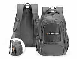 Espaço, conforto e praticidade reunidos em uma só mochila de poliéster impermeável. Com sua capacidade de até 17 litros, seu compartimento interno traz um pequeno bolso com zíper e uma divisória acolchoada, ideal para guardar notebooks de até 15,6 polegadas. Além disso, a mochila conta com três bolsos externos em tamanhos diferentes e mais dois bolsos laterais em tela com regulagem. As alças de costas e de mão possuem revestimento espumado.