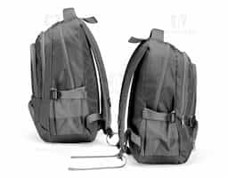 Espaço, conforto e praticidade reunidos em uma só mochila de poliéster impermeável. Com sua capacidade de até 17 litros, seu compartimento interno traz um pequeno bolso com zíper e uma divisória acolchoada, ideal para guardar notebooks de até 15,6 polegadas. Além disso, a mochila conta com três bolsos externos em tamanhos diferentes e mais dois bolsos laterais em tela com regulagem. As alças de costas e de mão possuem revestimento espumado.
