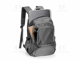 Espaço, conforto e praticidade reunidos em uma só mochila de poliéster impermeável. Com sua capacidade de até 17 litros, seu compartimento interno traz um pequeno bolso com zíper e uma divisória acolchoada, ideal para guardar notebooks de até 15,6 polegadas. Além disso, a mochila conta com três bolsos externos em tamanhos diferentes e mais dois bolsos laterais em tela com regulagem. As alças de costas e de mão possuem revestimento espumado.