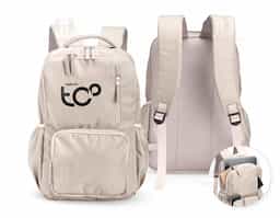 Mochila de design ágil, feita em poliéster impermeável e pronta para encarar qualquer rotina. Com capacidade máxima de 18 litros, o compartimento interno traz uma divisória ideal para guardar notebooks de até 15,6 polegadas. Além disso, conta com três bolsos frontais em diferentes tamanhos e outros dois, posicionados nas laterais, com elástico. As alças e região das costas possuem revestimento em espuma respirável para maior conforto durante o uso.